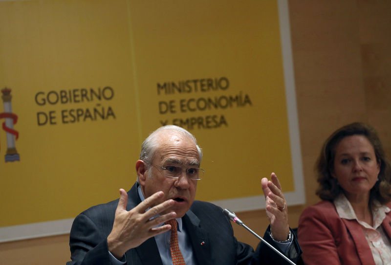 © Reuters. El secretario general de la Organización para la Cooperación y el Desarrollo Económicos (OCDE), Angel Gurria, y la ministra de Economía de España, Nadia Calvino, asisten a una conferencia de prensa conjunta en Madrid