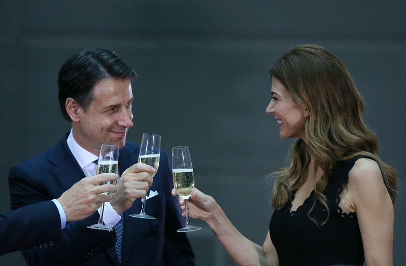 © Reuters. Bufandas de alpaca, chocolates y vinos, entre los regalos para los líderes del G-20 en Argentina