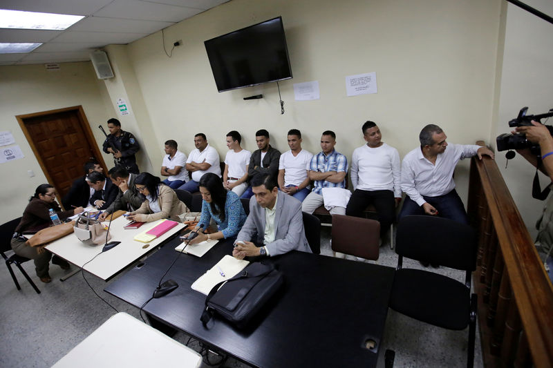 © Reuters. Los detenidos acusados del asesinato de la activista ambiental indígena Berta Cáceres llegan a los tribunales para su juicio en Tegucigalpa