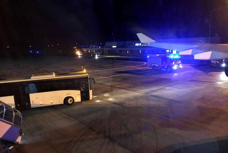 © Reuters. Un camión de bomberos fotografiado a través de una ventana del avión Airbus A340 que trasladaba a la canciller Angela Merkel a la cumbre del G-20 en Buenos Aires junto al resto de la delegación alemana, que se vio obligado a aterrizar poco después de despegar de Berlín en el aeropuerto de Colonia-Bonn, Alemania