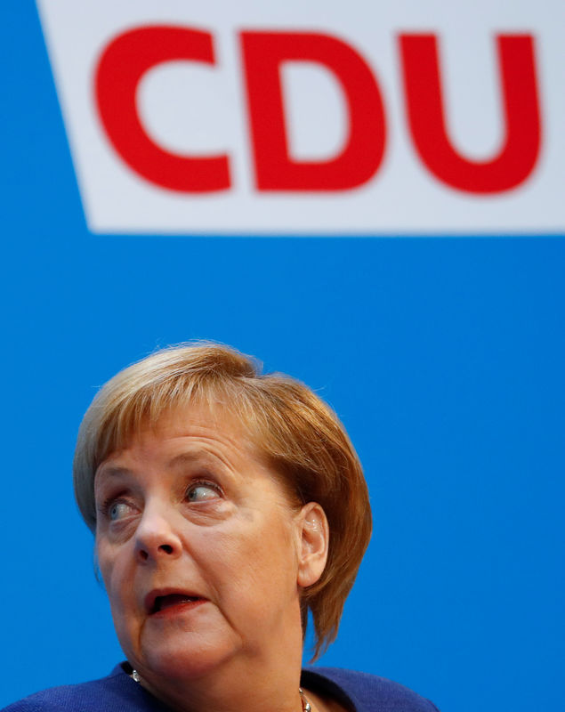 © Reuters. صحيفة: ألمانيا تحقق فيما إذا كان هناك سبب جنائي وراء تعطل طائرة ميركل