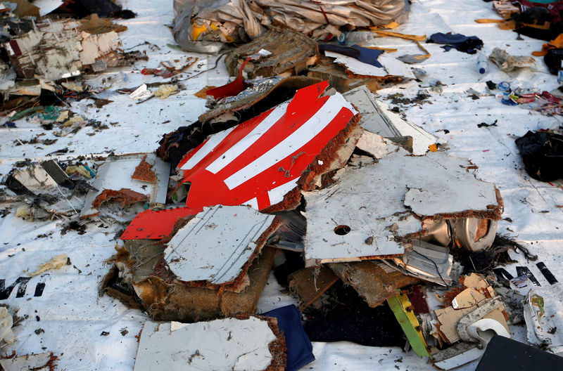 © Reuters. FILE PHOTO: Wreckage recovered from Lion Air flight JT610, that crashed into the sea, lies at Tanjung Priok port in Jakarta