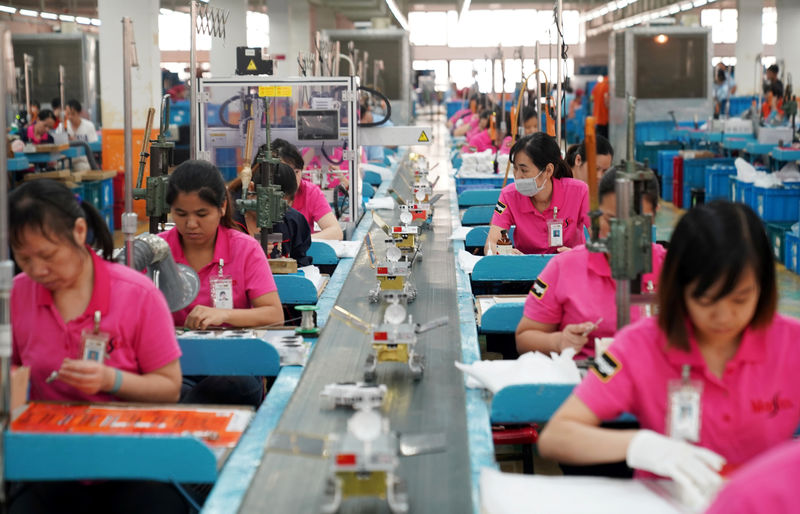 © Reuters. Funcionários trabalham em fábrica em Dongguan, na China