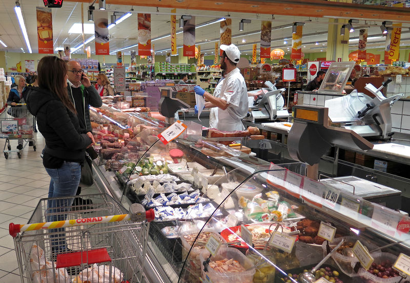 © Reuters. People are seen in a Conad grocery shop in Rome