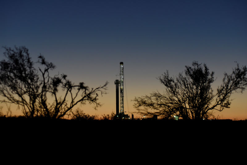 © Reuters. A horizontal drilling rig on a lease owned by Parsley Energy operates at sunrise in the Permian Basin near Midland