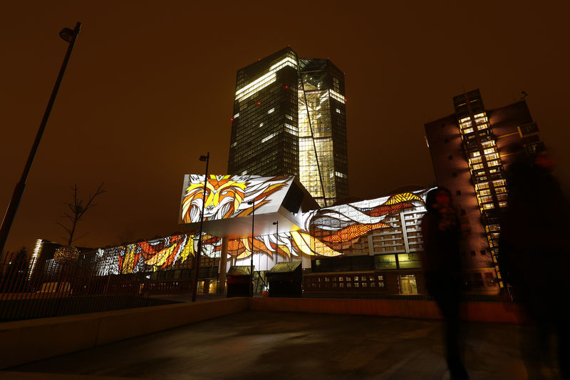 © Reuters. The European Central Bank (ECB) headquarter is illuminated during a preview for the Luminale light show in Frankfurt