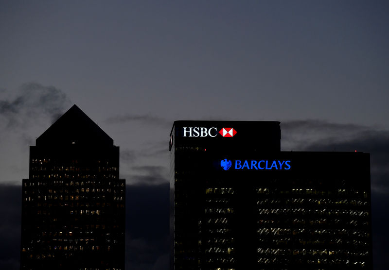 © Reuters. HSBC and Barclay's buildings are lit up at dusk in the Canary Wharf financial district of London