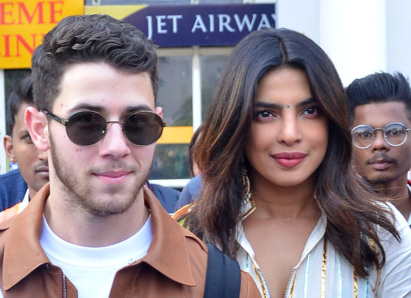 © Reuters. Atriz indiana Priyanka Chopra e cantor Nick Jonas desembarcam no aeroporto de Jodhpur