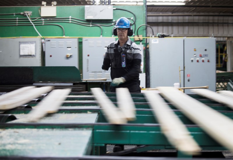 © Reuters. FILE PHOTO: Softwood lumber is processed at Groupe Crete, a sawmill in Chertsey, Quebec