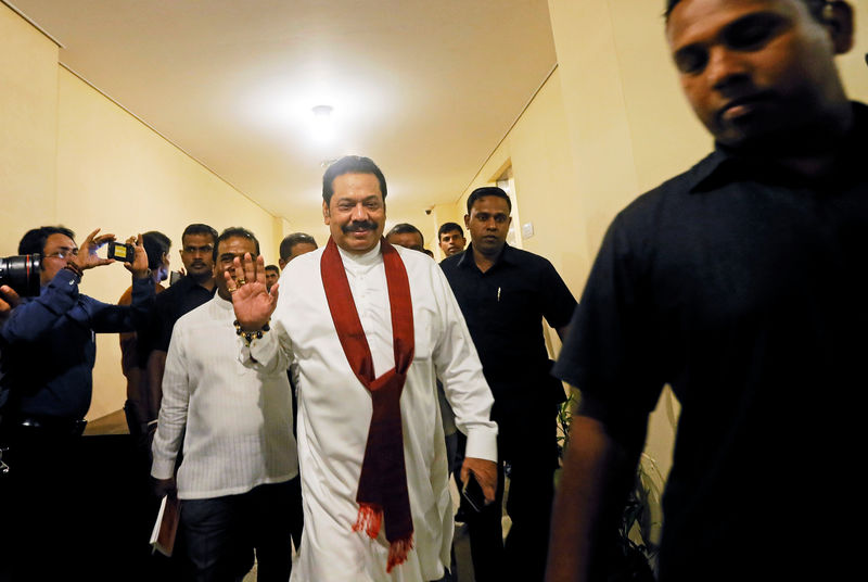 © Reuters. برلمان سريلانكا يوقف صرف رواتب الوزراء للضغط على رئيس الحكومة
