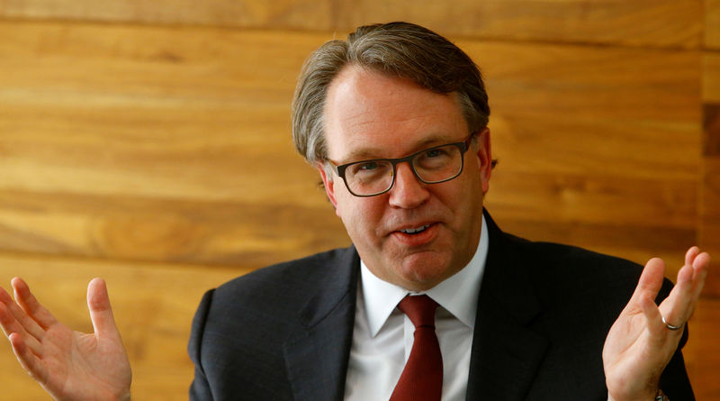 © Reuters. U.S. central banker Williams addresses news conference in Zurich