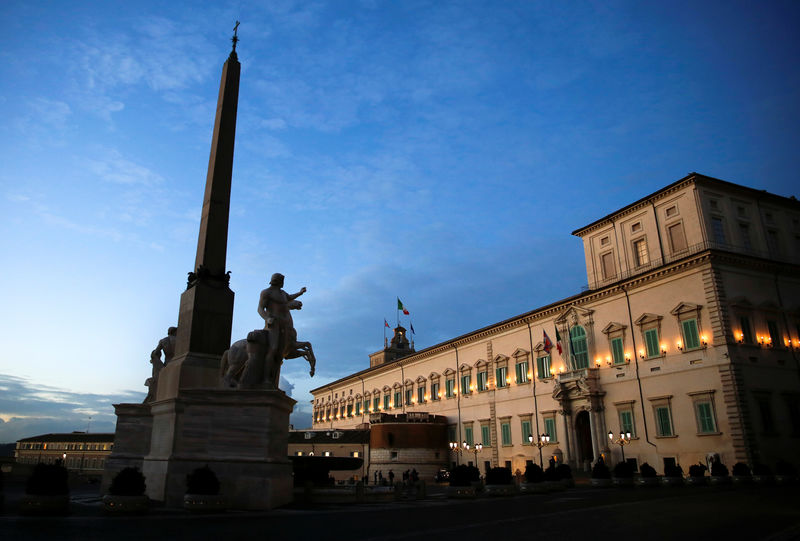 © Reuters. FILE PHOTO: The Italian flag waves over the Quirinal Palace in Rome