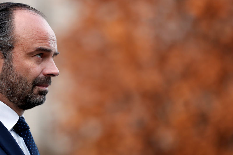 © Reuters. UN GILET JAUNE COUPE COURT À UN ENTRETIEN AVEC EDOUARD PHILIPPE