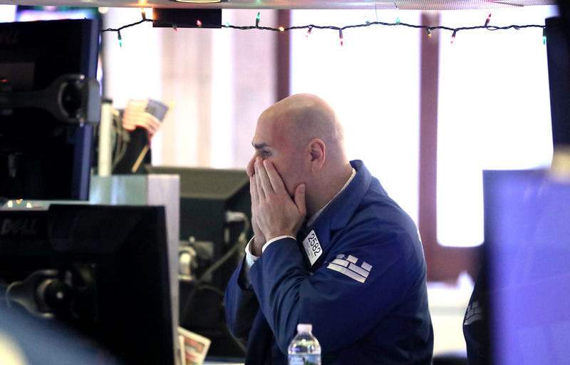 © Reuters. A trader works on the floor at the New York Stock Exchange (NYSE) in New York City