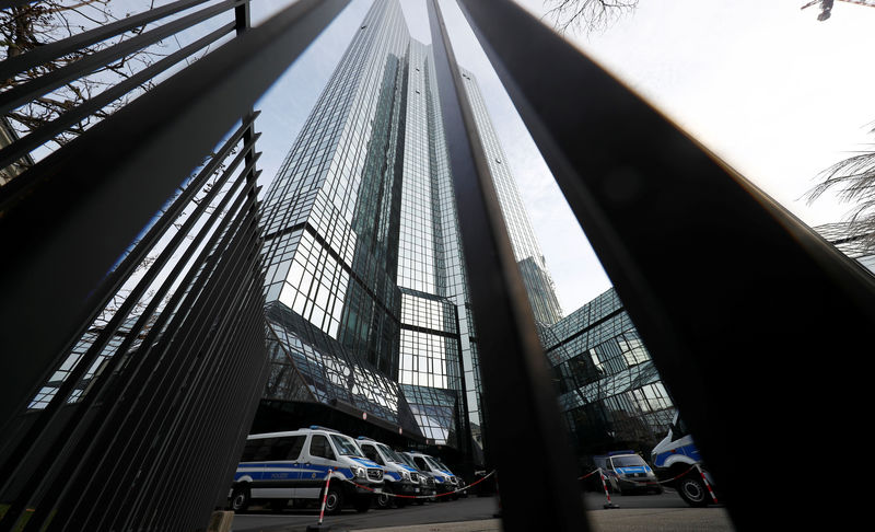 © Reuters. Criminal police officers, prosecutors and tax inspectors searched Deutsche Bank offices in and around Frankfurt