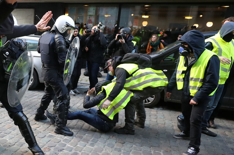 © Reuters. اشتباكات في بروكسل بين الشرطة ومحتجين استلهموا تحركهم من حركة "السترات الصفراء"