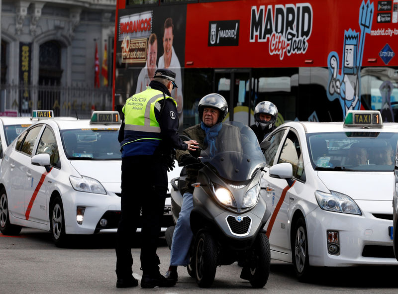 © Reuters. Madrid restringe el tráfico en el centro para luchar contra la polución