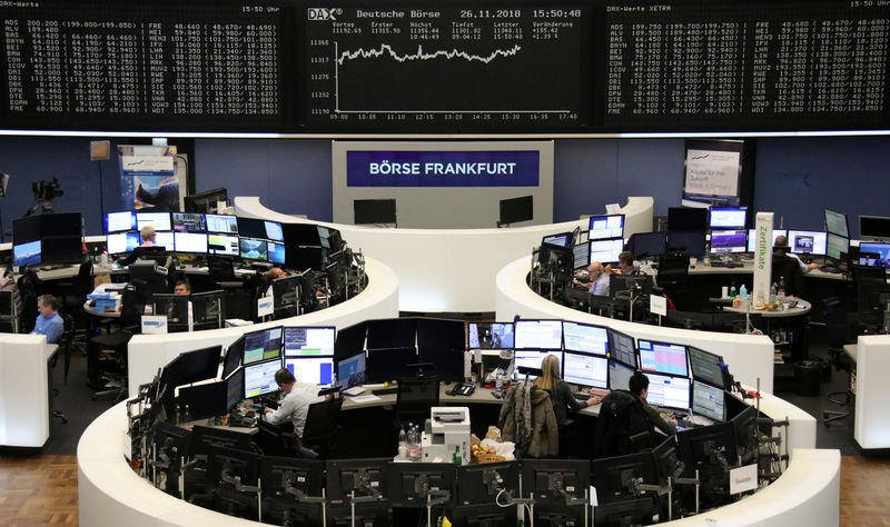 © Reuters. Operadores durante pregão na Bolsa de Frankfurt, na Alemanha
