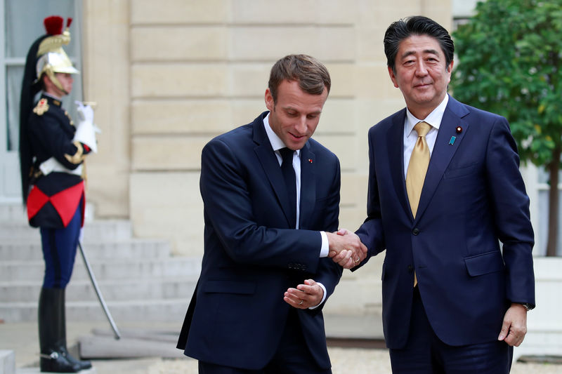 © Reuters. ماكرون ورئيس وزراء اليابان يبحثان سبل تجنب خلاف دبلوماسي بسبب مشكلة رينو ونيسان
