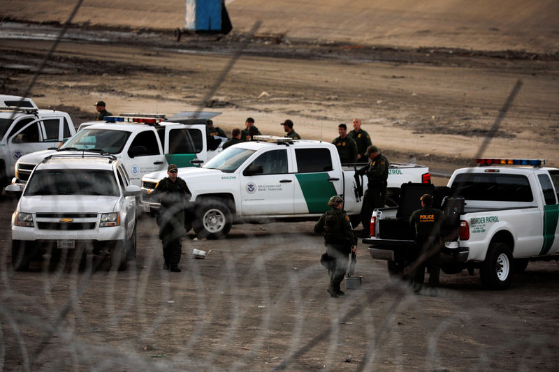 © Reuters. Agentes de segurança na fronteira dos EUA com o México em Tijuana