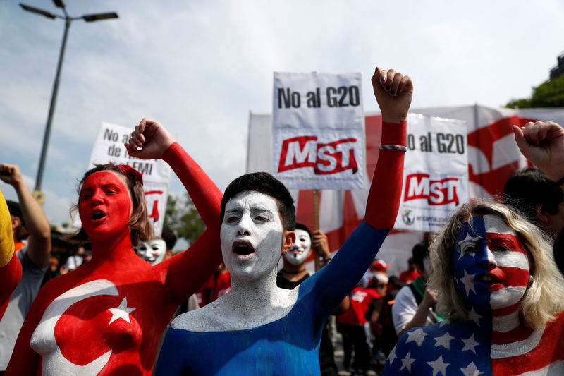 © Reuters. Miles se manifiestan en Buenos Aires contra G20 bajo amplio operativo de seguridad