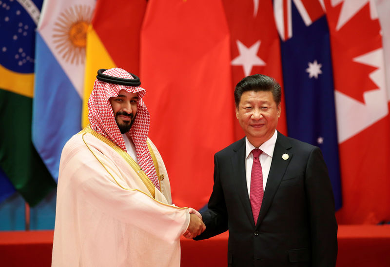 © Reuters. Imagen de archivo del presidente de China, Xi Jinping, estrechando la mano del príncipe heredero de Arabia Saudita, Mohammed bin Salman, durante la cumbre del G-20 del 2016 en Hangzhou