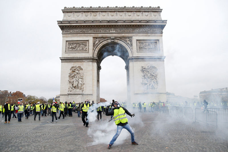 © Reuters. الشرطة الفرنسية تطلق الغاز المسيل للدموع على محتجين في باريس