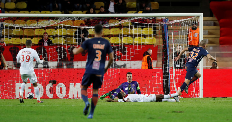 © Reuters. ليون يعدل تأخره بهدفين إلى تعادل 2-2 في ليل وهزيمة موناكو