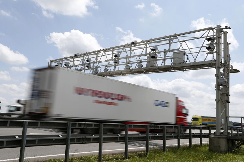 © Reuters. A truck passes through an electronic toll station on the A9 highway in the north of Munich