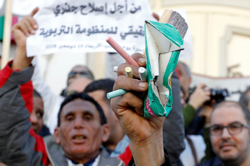 © Reuters. معلمو المدارس الثانوية في تونس يحتجون مطالبين بتحسين الأجور والأوضاع