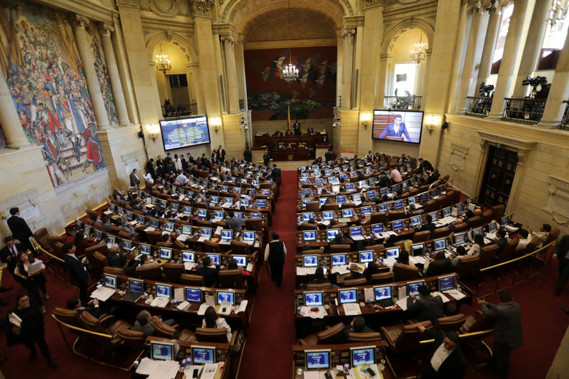 © Reuters. Colombian lawmakers debate a tax reform bill at the congress building in Bogota