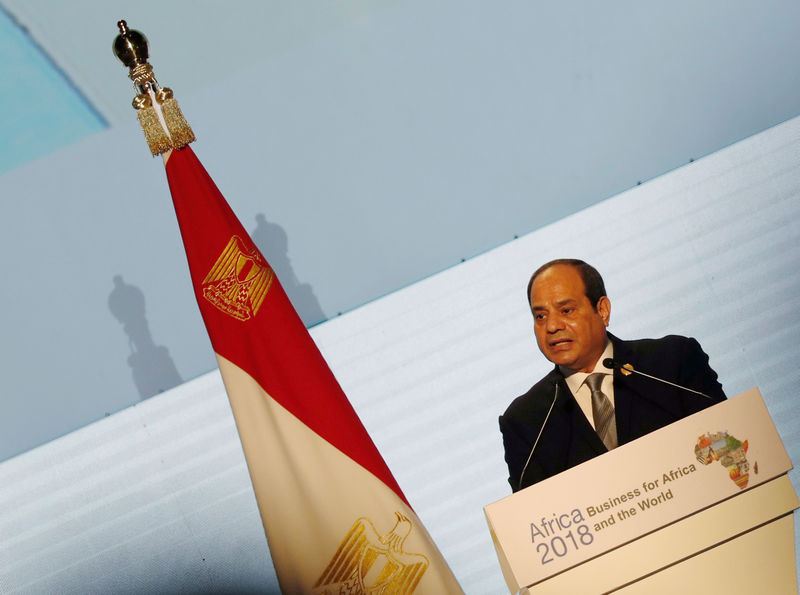 © Reuters. المصريون يطلقون النكات ردا على تعليق السيسي على زيادة أوزانهم