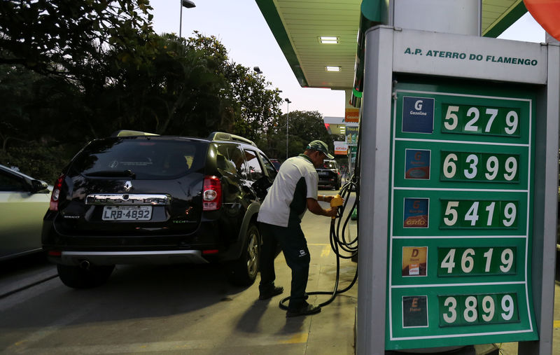 © Reuters. Posto de gasolina no Rio de Janeir