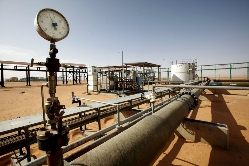© Reuters. FILE PHOTO: A general view of the El Sharara oilfield, Libya