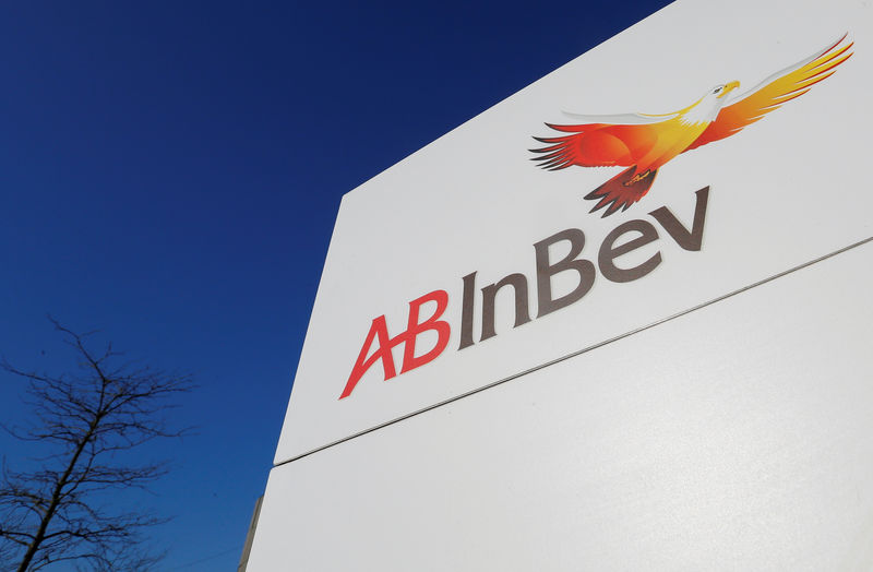 © Reuters. FILE PHOTO: The logo of Anheuser-Busch InBev is pictured outside the brewer's headquarters in Leuven