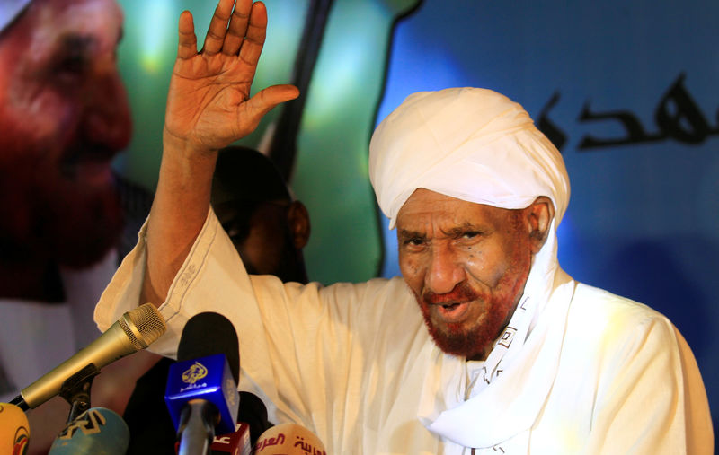 © Reuters. الآلاف في استقبال زعيم المعارضة السوداني الصادق المهدي في أم درمان