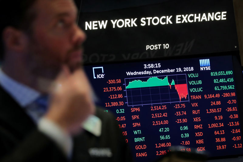 © Reuters. A trader works on the floor of the NYSE in New York