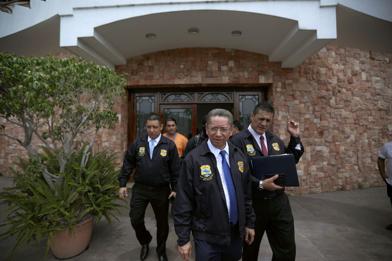 © Reuters. FILE PHOTO: El Salvador's Attorney General Douglas Melendez inspects a house of El Salvador's former President Elias Antonio Saca, seized by the Attorney General's Office, in San Salvador