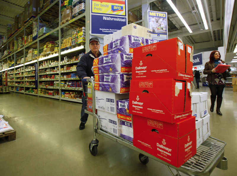 © Reuters. FILE PHOTO:  A man arrives with his shopping cart at the cashier area of one of the top three cash and carry markets of Metro AG in Sankt Augustin