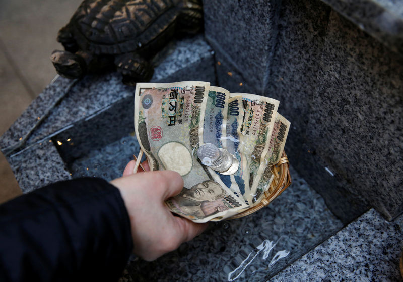 © Reuters. Visitor washes Japanese yen banknotes and coins in water to pray for prosperity at Koami shrine in Tokyo's Nihonbashi business district