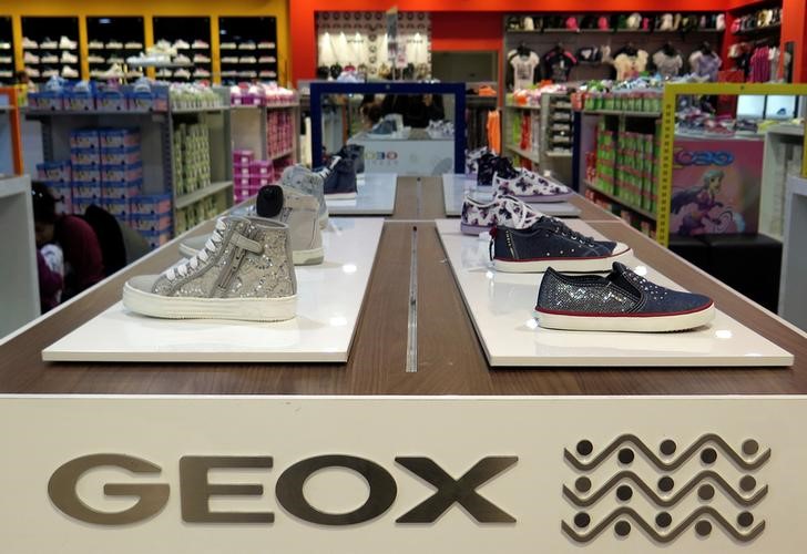 © Reuters. Un negozio di Geox a Roma