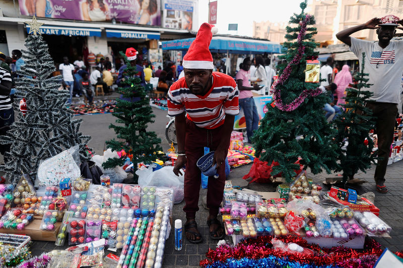 © Reuters. قبعات بابا نويل وزينة عيد الميلاد تغزو شوارع أفريقيا