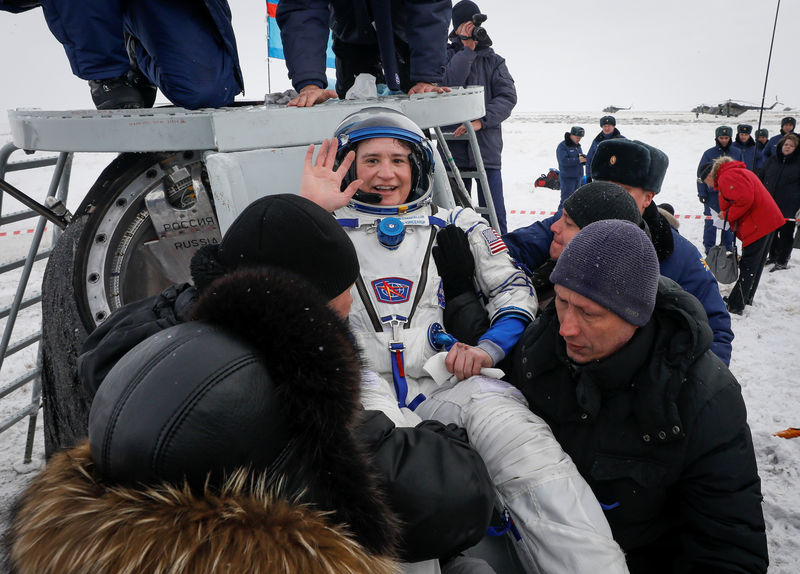 © Reuters. Astronauta Serena Aunon-Chancellor acena após retornar da Estação Espacial Internacional