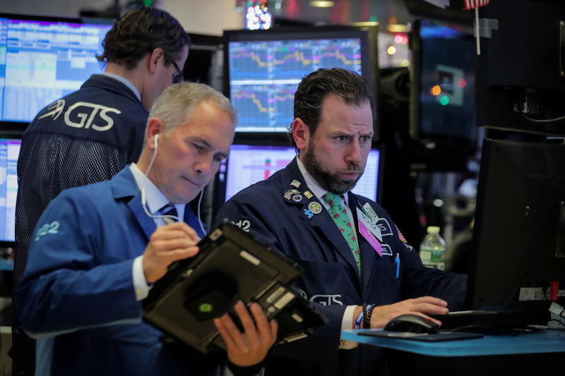 © Reuters. Traders work on the floor of the NYSE in New York