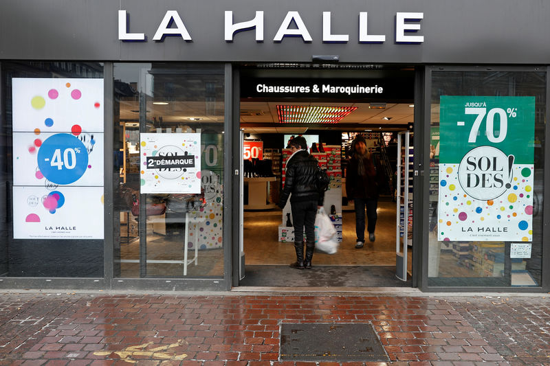 © Reuters. VIVARTE: LA HALLE ET CAROLL VONT GAGNER DES PARTS DE MARCHÉ