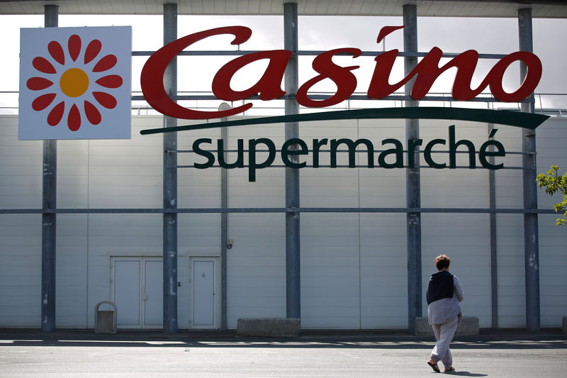 © Reuters. A logo of French retailer Casino is pictured outside a Casino supermarket in Nantes