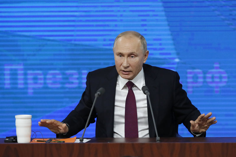 © Reuters. بوتين يتهم أمريكا بإثارة خطر حرب نووية