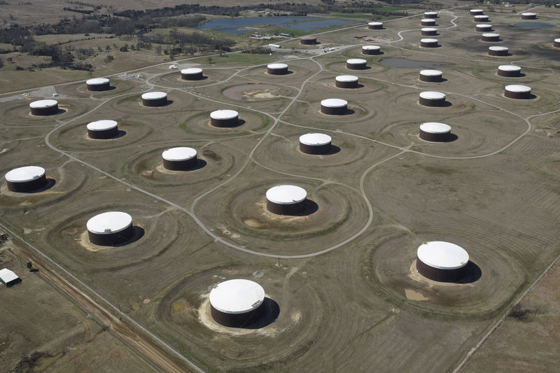 © Reuters. FILE PHOTO: Crude oil storage tanks are seen from above at the Cushing oil hub