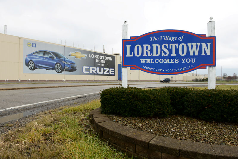 © Reuters. FILE PHOTO: A sign welcomes visitors to the General Motors Lordstown Complex, assembly plant in Warren