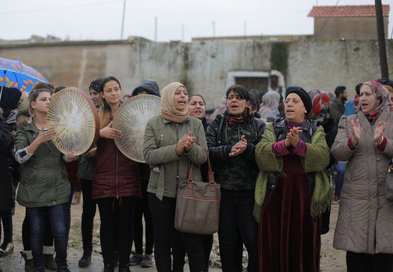 © Reuters. Women chant slogans during a protest near the Syrian-Turkish border in Ras al-Ayn town